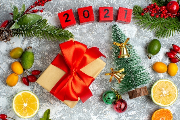 Draufsicht Holzblöcke Weihnachtsgeschenk geschnittene Zitronen Feijoas kleiner Weihnachtsbaum auf grauem Hintergrund