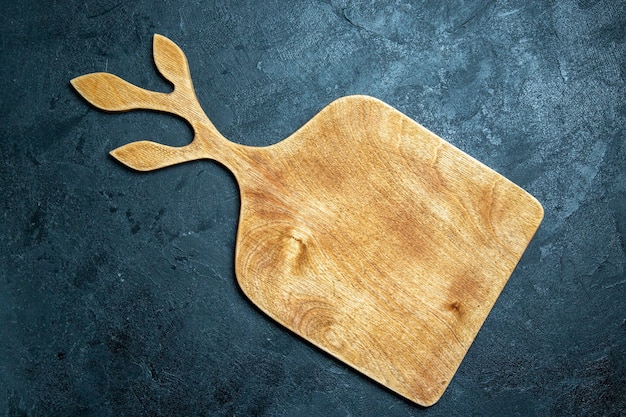 Draufsicht Holzschreibtisch auf dunkelblauem Hintergrund Holzfarbschreibtischküche