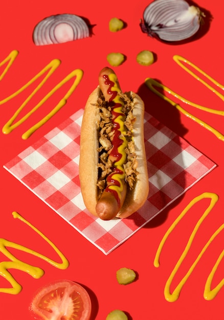 Draufsicht Hot Dog mit Senf und Zwiebeln