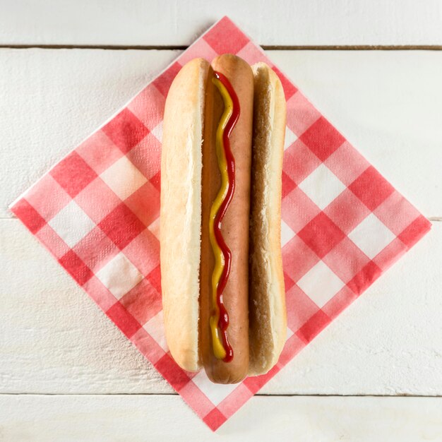 Draufsicht Hot Dog mit Serviette