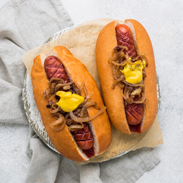 Draufsicht Hot Dogs mit Senf und Zwiebel