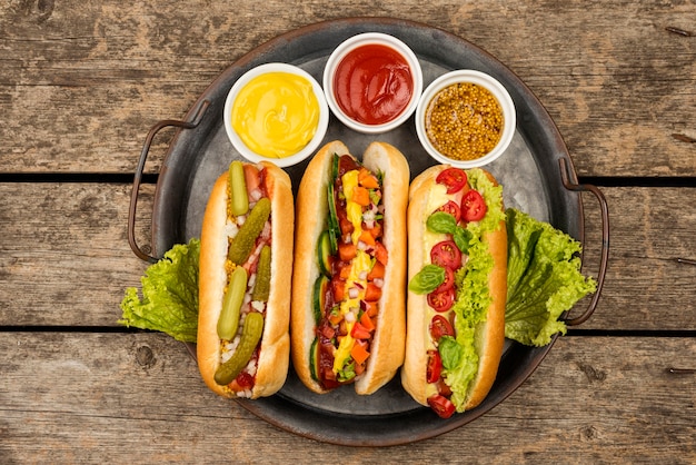 Draufsicht Hot Dogs mit Soße auf Teller
