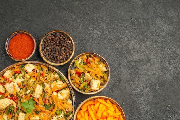 Draufsicht Hühnersalat mit Gemüse auf dem dunklen Tisch Diät Salat Gesundheit