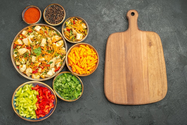 Draufsicht Hühnersalat mit Gemüse auf dem dunklen Tisch Diät Salat Gesundheit