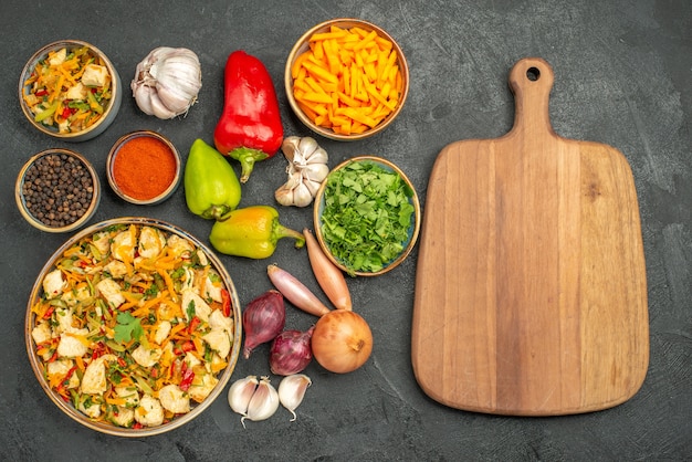 Kostenloses Foto draufsicht hühnersalat mit gemüse auf der dunklen tischdiätgesundheitsmahlzeit