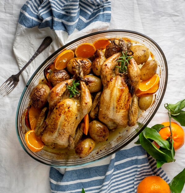 Draufsicht Huhn mit Kartoffeln und Orange