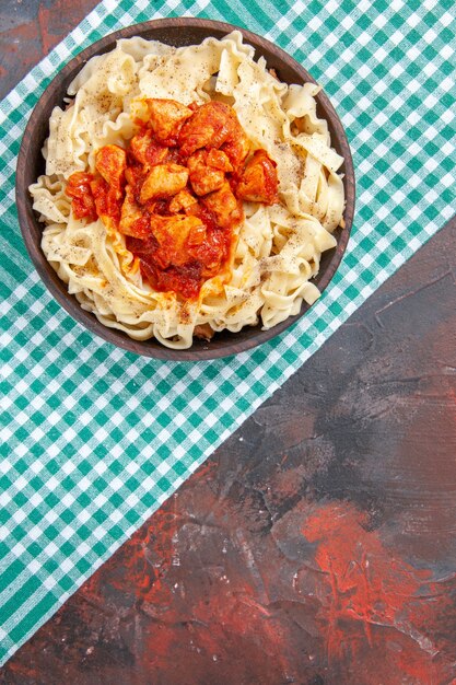 Draufsicht Huhn mit Teig Nudelgericht auf dunklem Boden Mahlzeit Nudelgericht Farbe