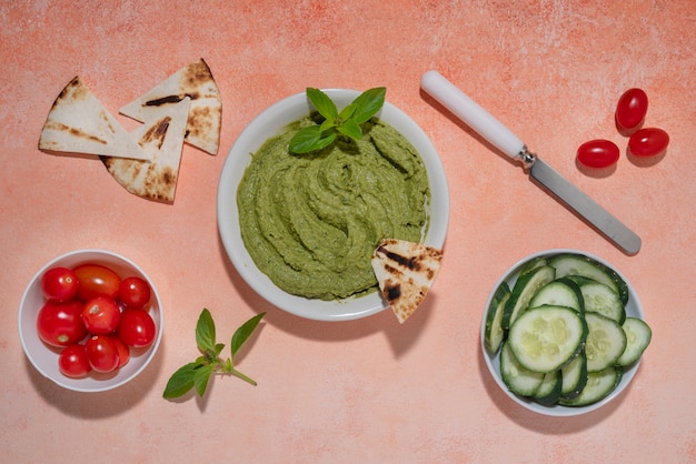 Draufsicht Hummus und Gemüse