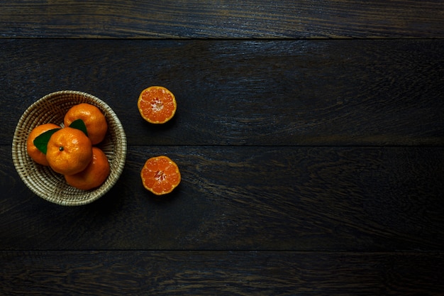 Draufsicht in Orangen auf rustikalen Holz und Korb mit Kopie Raum.