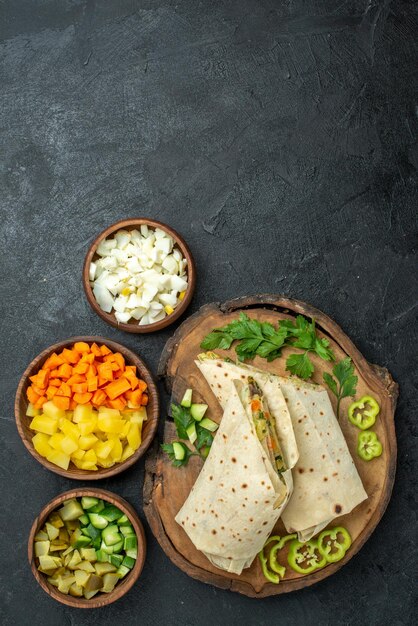 Draufsicht in Scheiben geschnitten köstliches Shaurma-Salat-Sandwich auf grauem Oberflächenmahlzeit-Salat-Burger-Sandwich