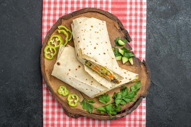 Draufsicht in Scheiben geschnitten köstliches Shaurma-Salat-Sandwich mit Grüns auf grauer Oberfläche Mahlzeit Pita-Salat-Sandwich-Burger