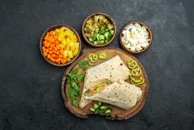 Draufsicht in Scheiben geschnitten leckeres Shaurma-Salat-Sandwich auf grauer Oberfläche Pita-Mahlzeit-Salat-Sandwich-Burger