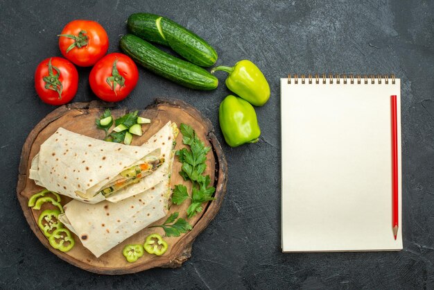 Draufsicht in Scheiben geschnitten leckeres Shaurma-Salat-Sandwich mit frischem Gemüse auf der grauen Oberfläche Pita-Mahlzeit-Salat-Burger-Sandwich