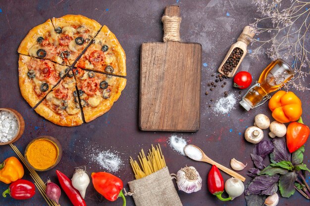 Draufsicht in Scheiben geschnittene Pilzpizza köstlicher Teig mit frischem Gemüse auf dem dunklen Oberflächenteigmahlzeitessen italienischer Auflauf