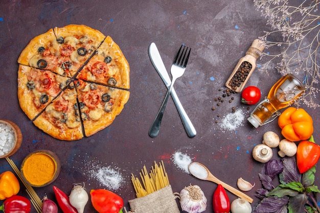 Draufsicht in Scheiben geschnittene Pilzpizza köstlicher Teig mit frischem Gemüse auf dunklem Schreibtischteigmahlzeit essen italienisches Backen