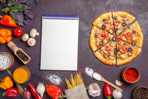 Draufsicht in Scheiben geschnittenen Pilzpizza köstlicher Teig auf dunkler Oberfläche Teigmahlzeit Essen backen italienisch
