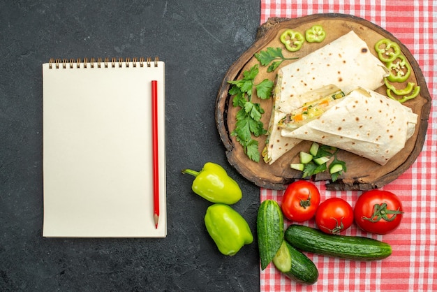 Draufsicht in scheiben geschnittenes köstliches shaurma-salat-sandwich mit frischem gemüse auf dem grauen oberflächenmahlzeit-pita-salat-sandwich-burger