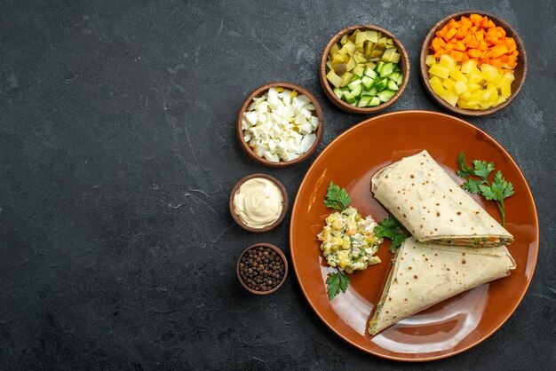 Draufsicht in Scheiben geschnittenes shaurma leckeres Fleischsandwich mit Salatzutaten auf grauer Oberfläche Burger-Sandwich-Brot-Pita-Fleisch