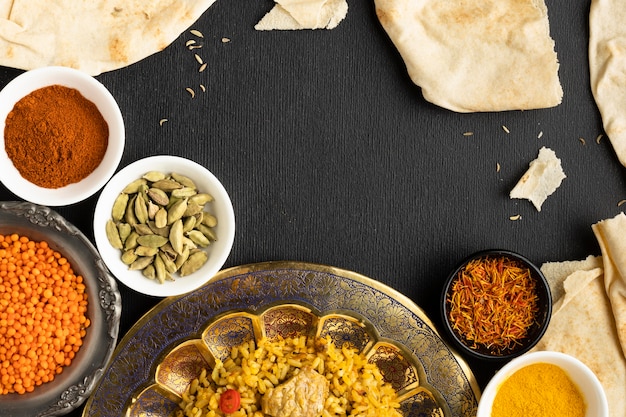 Draufsicht indische Gewürze und Essen