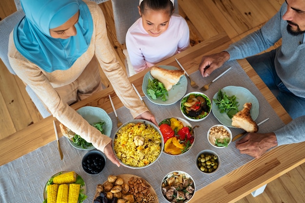 Draufsicht islamische familie, die zusammen isst