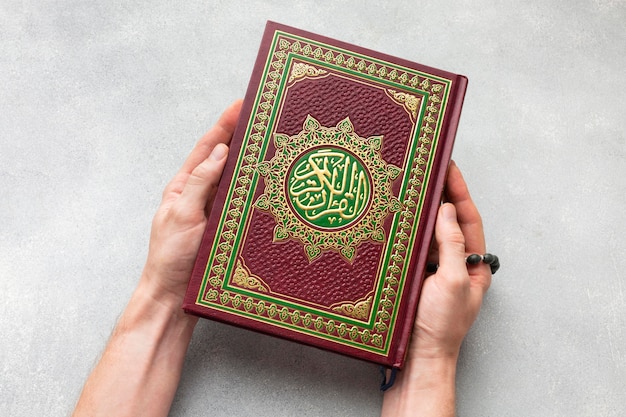 Draufsicht islamisches neues Jahr mit Koranbuch