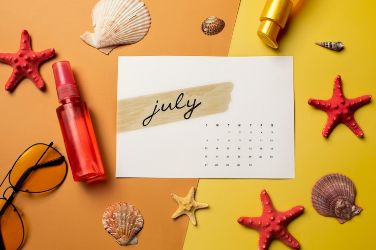 Kostenlose Foto draufsicht juli kalender und muscheln