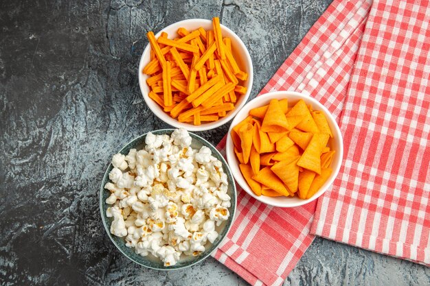 Draufsicht-Käsespitzen mit Popcorn und Zwieback auf heller Oberfläche