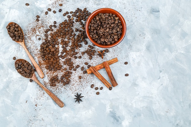 Kostenloses Foto draufsicht kaffeebohnen und gewürze auf schmutzhintergrund