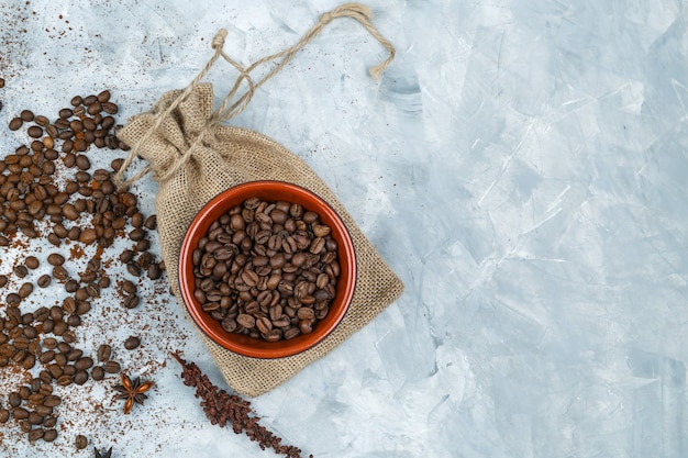 Draufsicht Kaffeebohnen und Gewürze auf Schmutzhintergrund