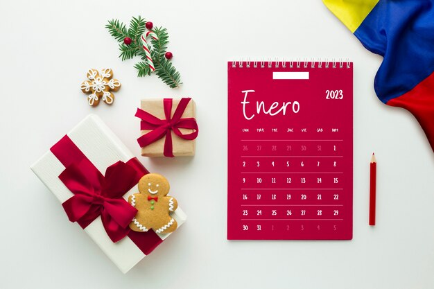 Draufsicht Kalender und Geschenkanordnung