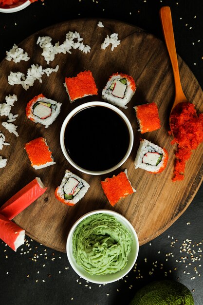 Draufsicht Kalifornien rollt auf einem Stand mit Ingwer-Sojasauce Avacado gekochtem Reis und Wasabi