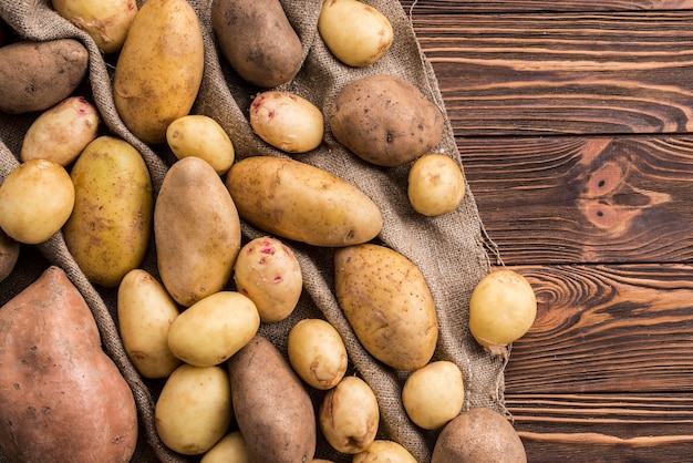 Kostenloses Foto draufsicht kartoffeln auf kleidung