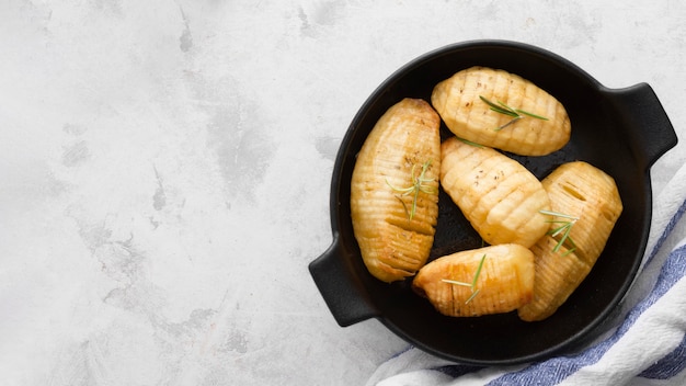 Kostenloses Foto draufsicht kartoffelrahmen mit kopierraum