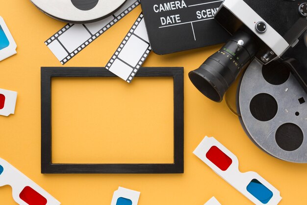 Draufsicht-Kinoobjekte auf gelbem Hintergrund mit schwarzem Rahmen