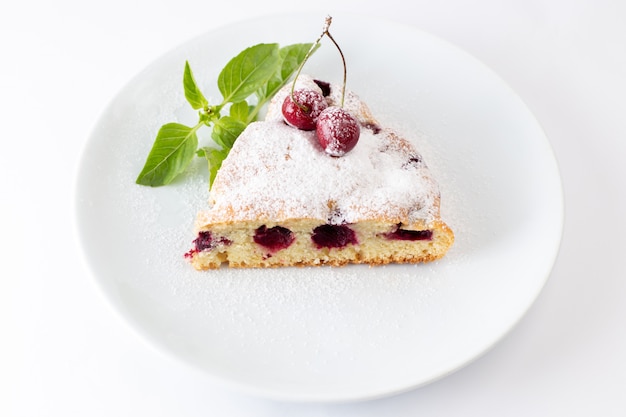 Draufsicht Kirschkuchenscheibe köstlich und lecker innerhalb weißer Platte auf dem weißen Hintergrundkuchenkeks süßer Teig backen