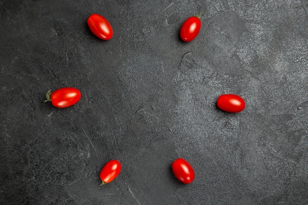 Draufsicht Kirschtomaten auf dunklem Grund