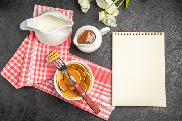 Draufsicht kleine Pfannkuchen auf Dunkelheit