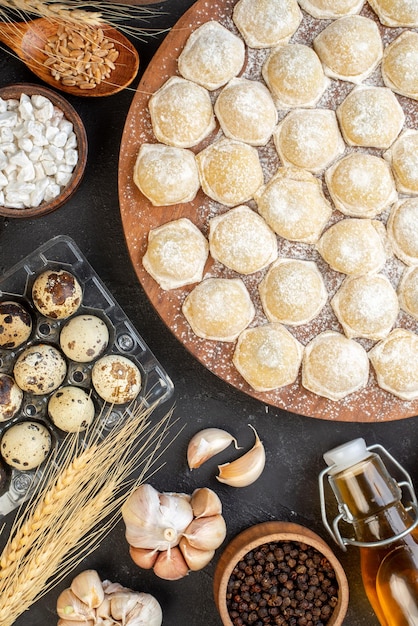 Draufsicht kleine Teigstücke mit Mehl und Eiern auf dunklem Hintergrund Pie Knödel Teig Brötchen Farbe Kuchen Fleisch Hotcake