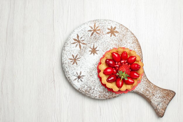 Draufsicht kleiner Kuchen mit frischen Früchten auf weißem Schreibtisch