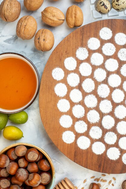 Draufsicht kleiner runder Teig um Eiergeleemehl und dunkles Brot auf weißem Hintergrund backen Ofenkuchenkuchenfarbe Eimilch