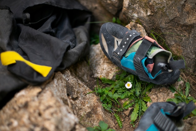 Kostenloses Foto draufsicht kletterausrüstung im freien