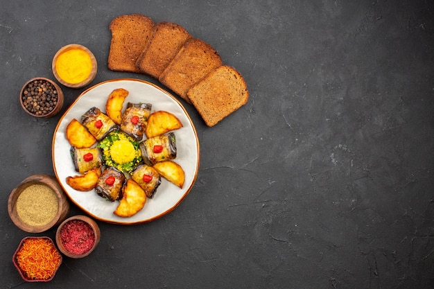 Draufsicht köstliche Auberginenbrötchen gekochtes Gericht mit Kartoffelbrot und Gewürzen auf dem dunklen Hintergrundgericht, das Lebensmittelkartoffelbraten backt