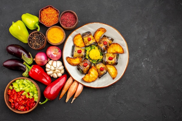 Draufsicht köstliche Auberginenröllchen mit Kartoffeln und frischem Gemüse auf dunklem Hintergrundgericht Abendessen reifes Essen