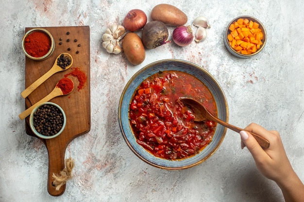 Draufsicht köstliche Borschtsch ukrainische Rübensuppe mit Gewürzen auf weißem Raum