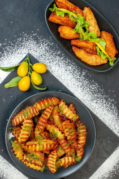 Kostenloses Foto draufsicht köstliche bratkartoffeln mit gemüse in der platte auf dunklem hintergrund kochen braten essen mahlzeit gericht fleisch foto