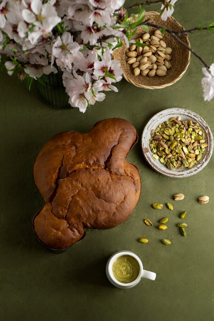 Kostenloses Foto draufsicht köstliche colomba und pistazien