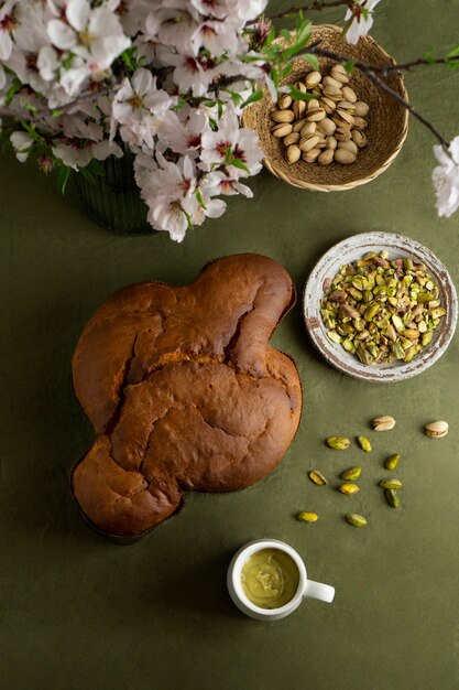 Draufsicht köstliche Colomba und Pistazien