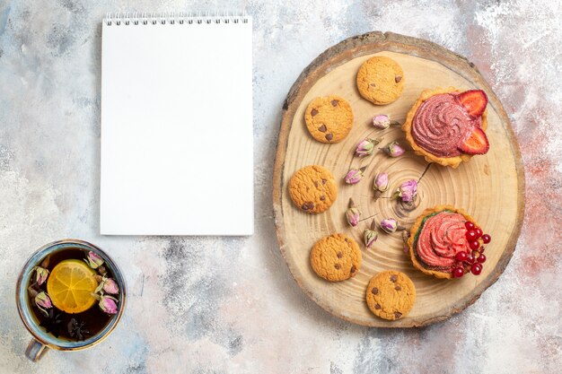 Draufsicht köstliche cremige Kuchen mit Tee