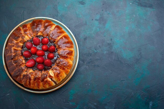 Draufsicht köstliche Erdbeerkuchen mit Gelee auf Blau