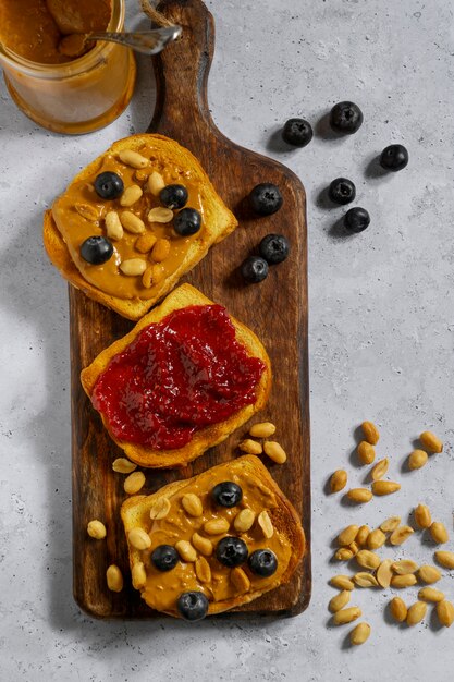 Draufsicht köstliche erdnussbutter mit blaubeeren